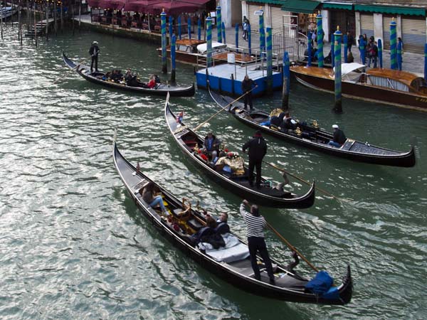 Gondolas,Rialto Bridge,Ponte di Rialto,Venice,Venezia,Grand Canal,Boats