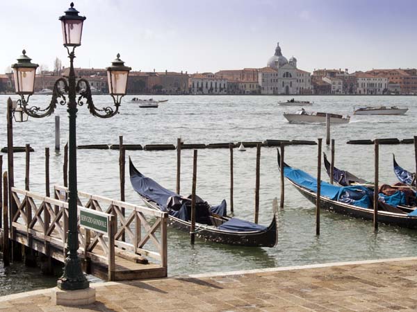 Giudecca,Riva dei Schiavoni,Street lamps,Venice,Venezia,Gondolas,Boats,Canal