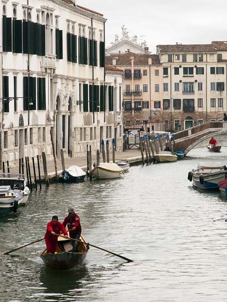 Rowers,Rio Madonna dell'Orto,Cannaregio,Venice,Venezia,Buildings,Canal