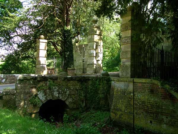 Tarrant Gunville,Gates