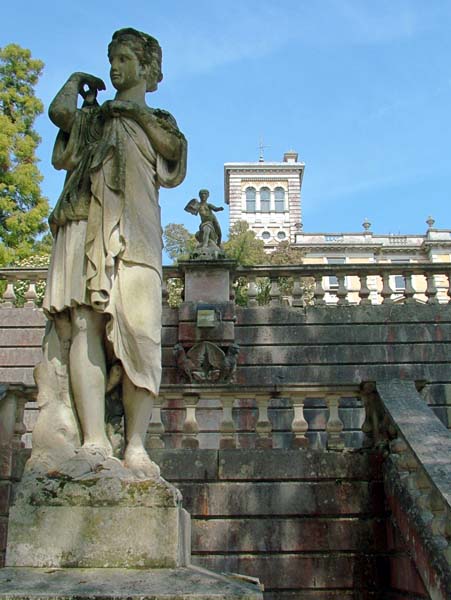 Exeter University,Reed Hall,Statue