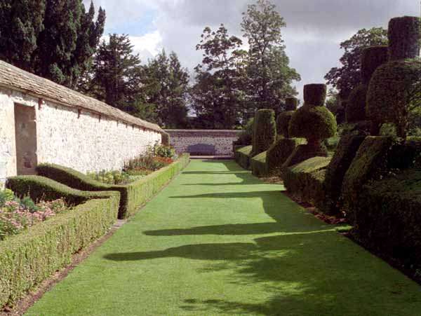 Avebury Manor,Gardens,Topiary