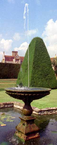 Great Court,Athelhampton,Gardens,Fountain,Topiary